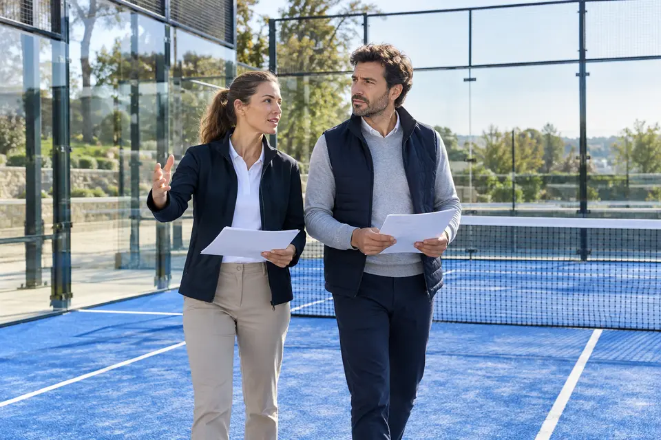 Illustrative Szene von Spezialisten, die eine Padel-Einrichtung inspizieren